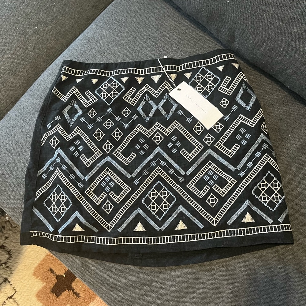Never worn - M - Black embroider skirt